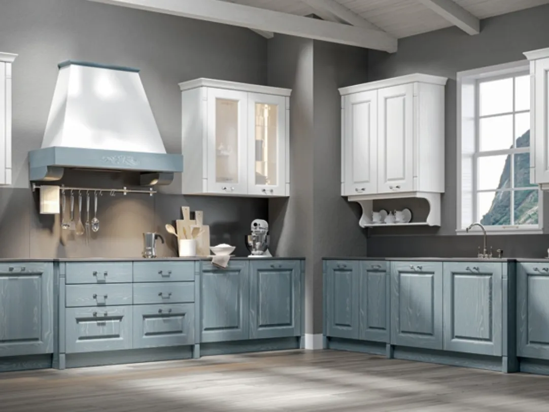 Cucina Classica angolare in Frassino finitura Jeans Decapé e Luce con ante in Vetro Contea 05 di Home Cucine